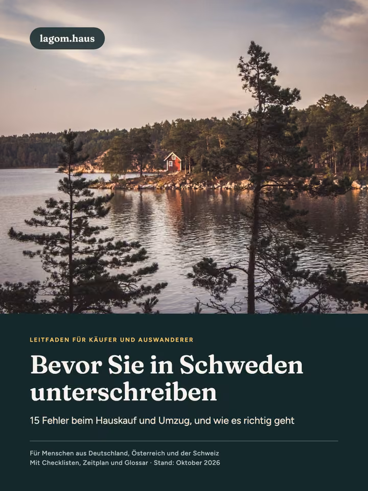 Titelseite des E-Books „Bevor Sie in Schweden unterschreiben“: rotes Holzhaus am Wasser, darunter der Titel
