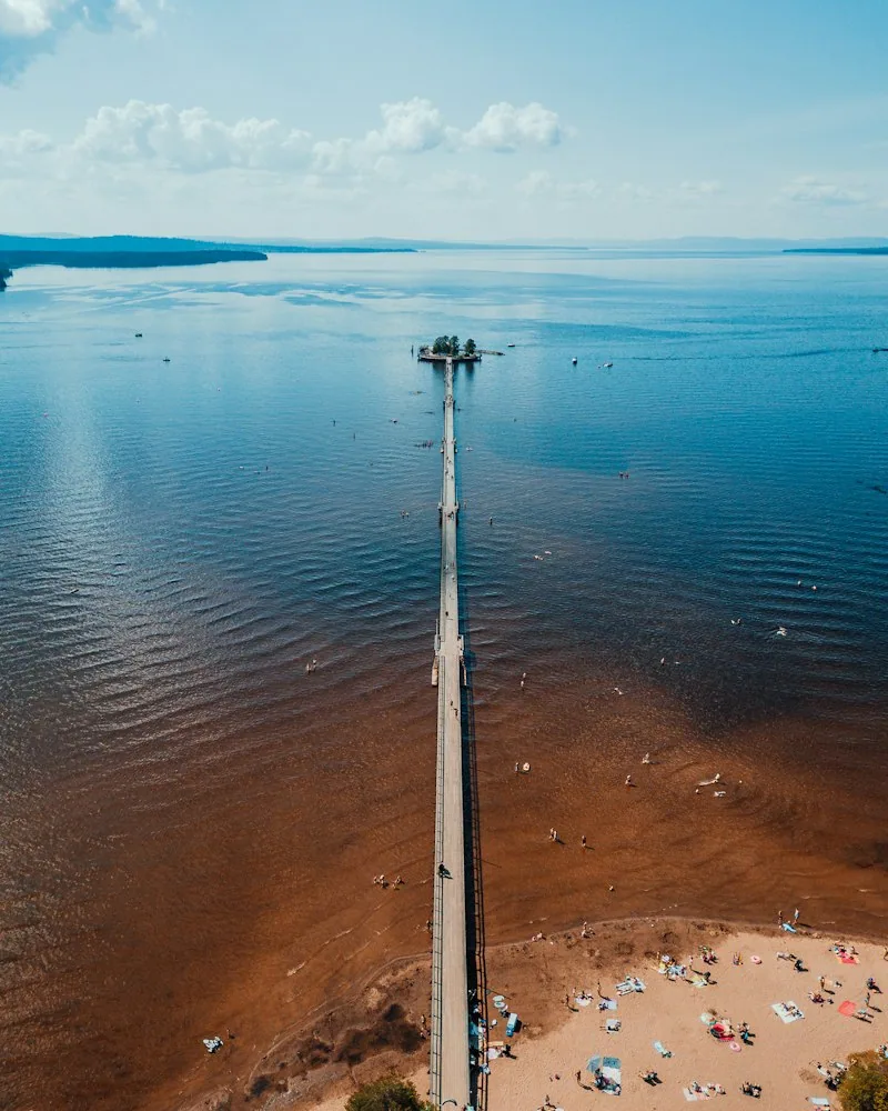 Die lange Holzbrücke Långbryggan in Rättvik führt von oben gesehen weit in den Siljansee hinaus