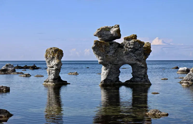 Raukar, die Kalksteinsäulen von Fårö auf Gotland, im ruhigen Meer