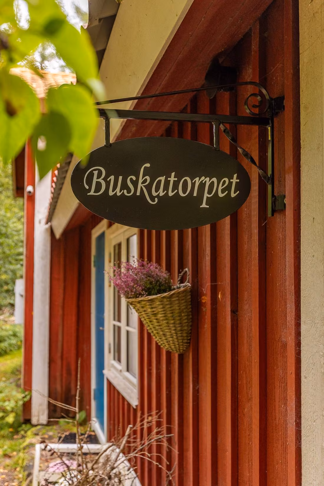 Rotes Haus im Grünen bei Rottne