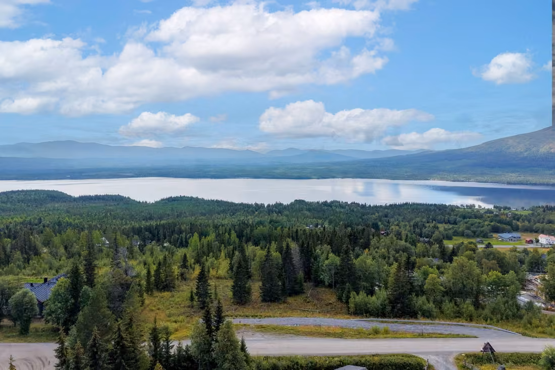 Südgrundstück mit Blick auf See und Fjäll