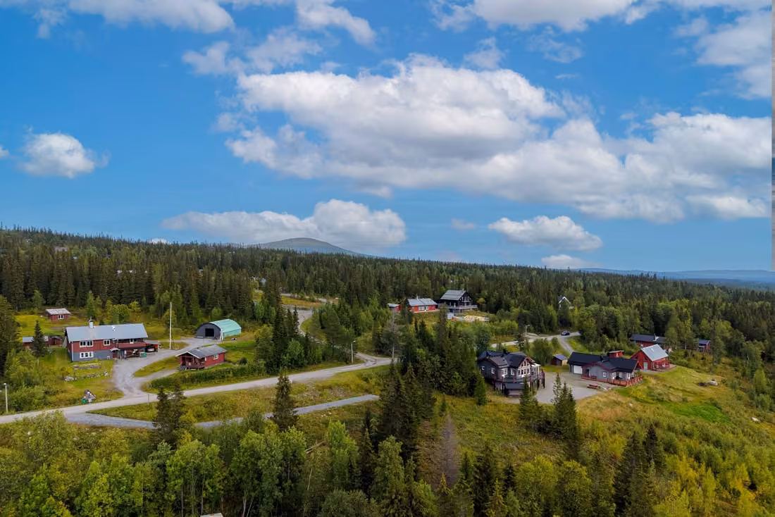 Südgrundstück mit Blick auf See und Fjäll