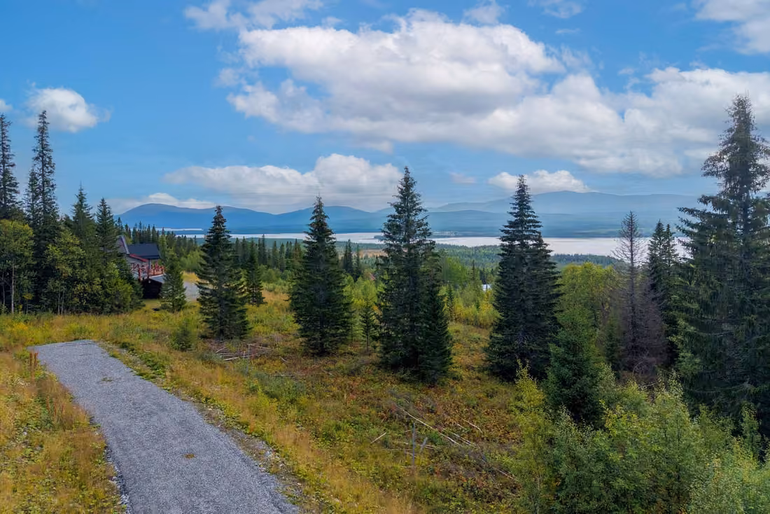 Südgrundstück mit Blick auf See und Fjäll