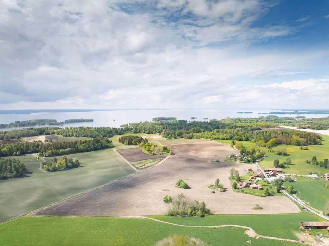 Seegut am Hjälmaren mit eigenem Fischwasser