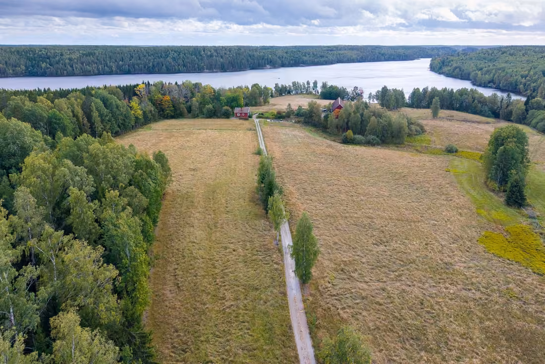 Hof mit 19 Hektar am Nedre Vättern bei Skinnskatteberg
