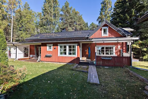 Rotes Haus nah am Meer bei Umeå