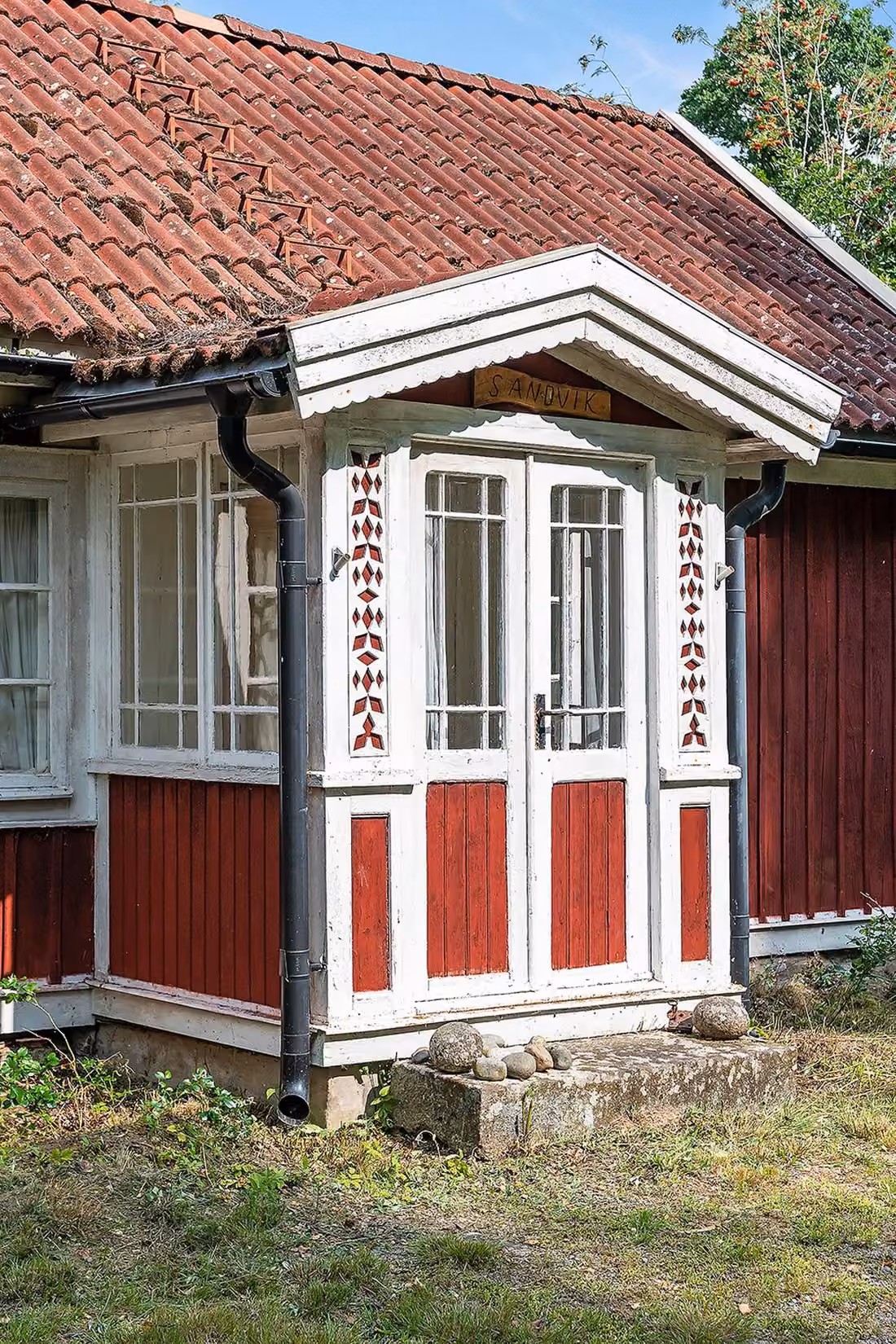 Kleine rote Stuga im Wald bei Växjö
