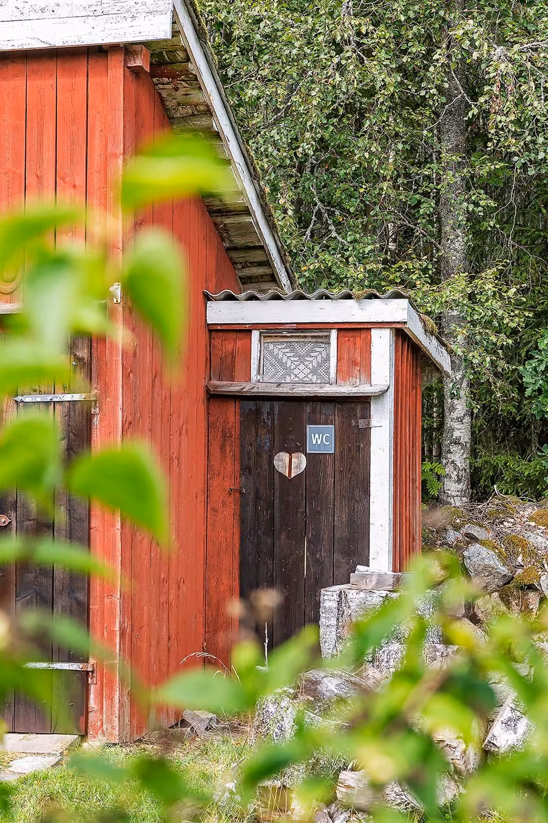 Kleine rote Stuga im Wald bei Växjö