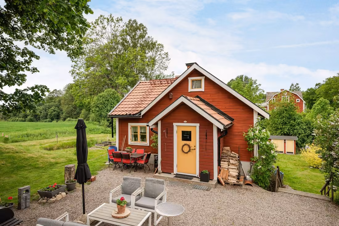Torp mit Bach im Garten und Bootsplatz am Yngaren