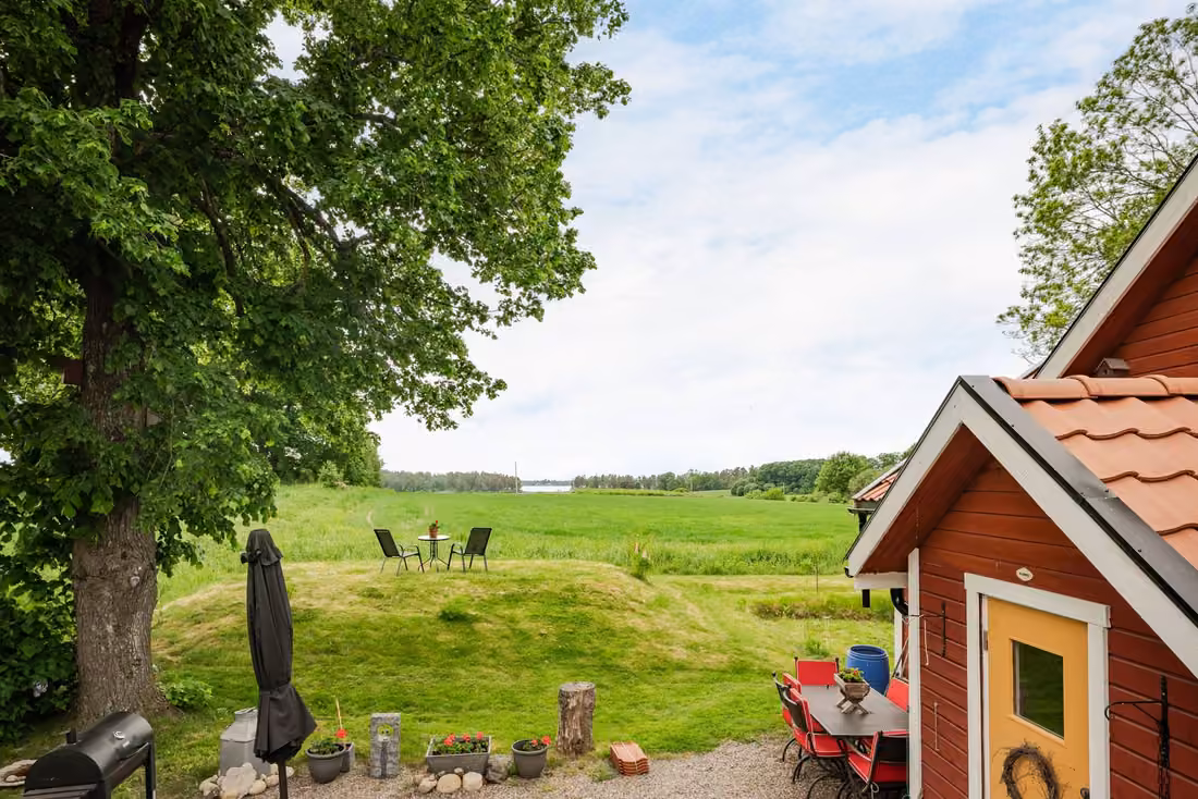 Torp mit Bach im Garten und Bootsplatz am Yngaren