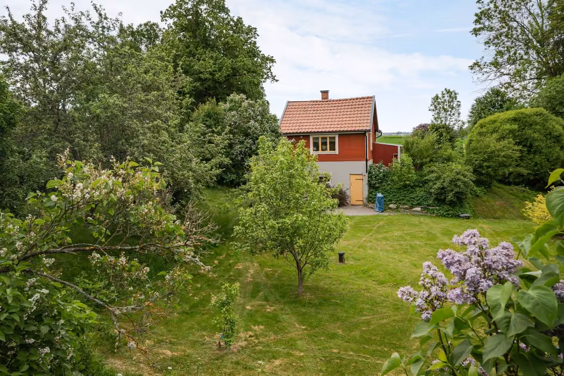 Torp mit Bach im Garten und Bootsplatz am Yngaren