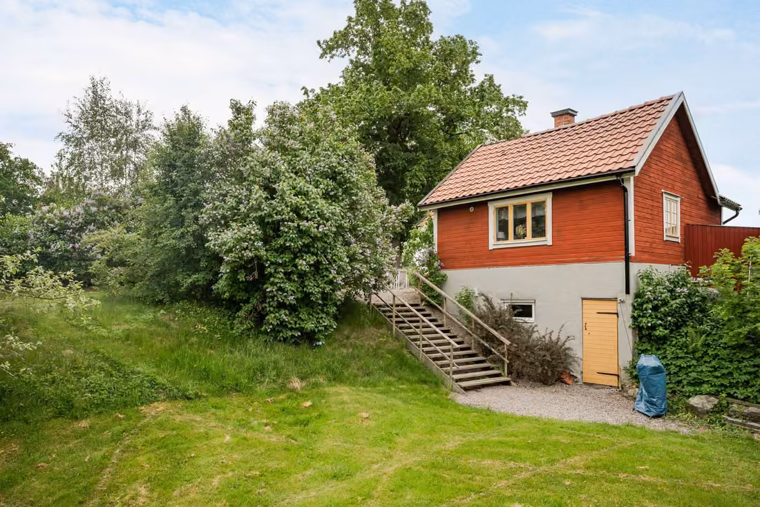 Torp mit Bach im Garten und Bootsplatz am Yngaren