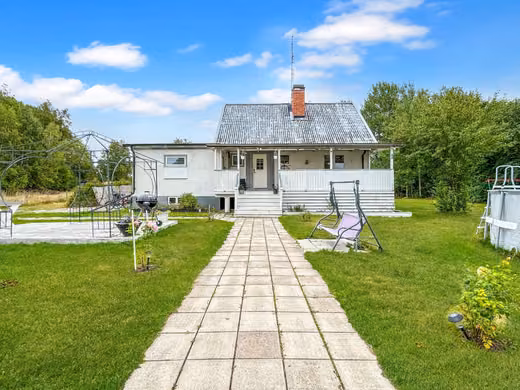 Villa mit Gartengrundstück am Rand von Harbo