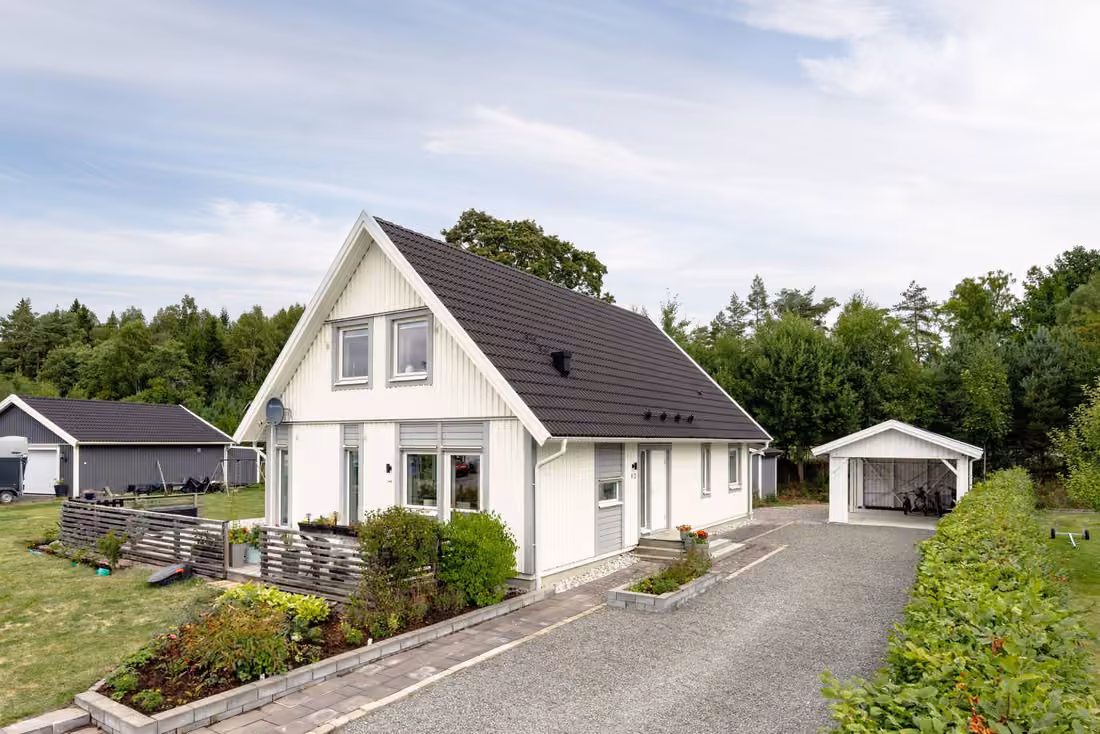 Weißes Haus mit sechs Zimmern in Tävelsås