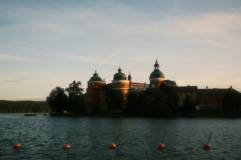Das Schloss Gripsholm spiegelt sich im Wasser bei Mariefred