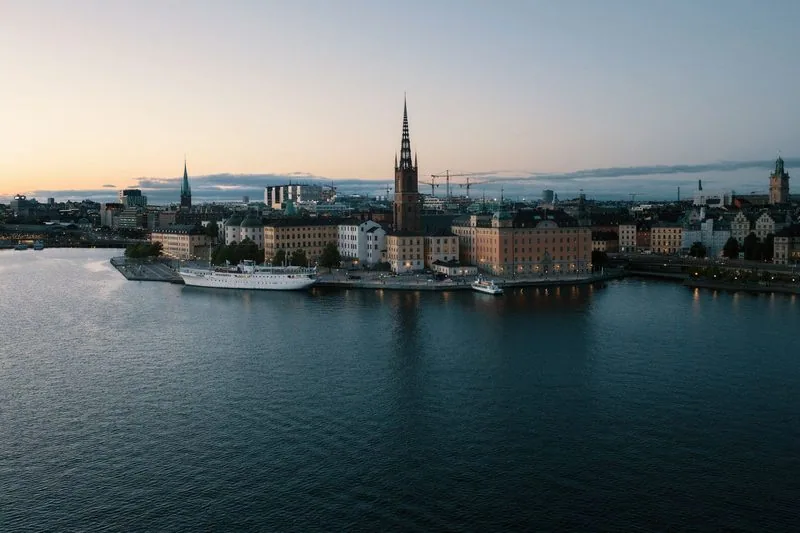 Stockholm, Riddarholmen in der Dämmerung, Wasser im Vordergrund